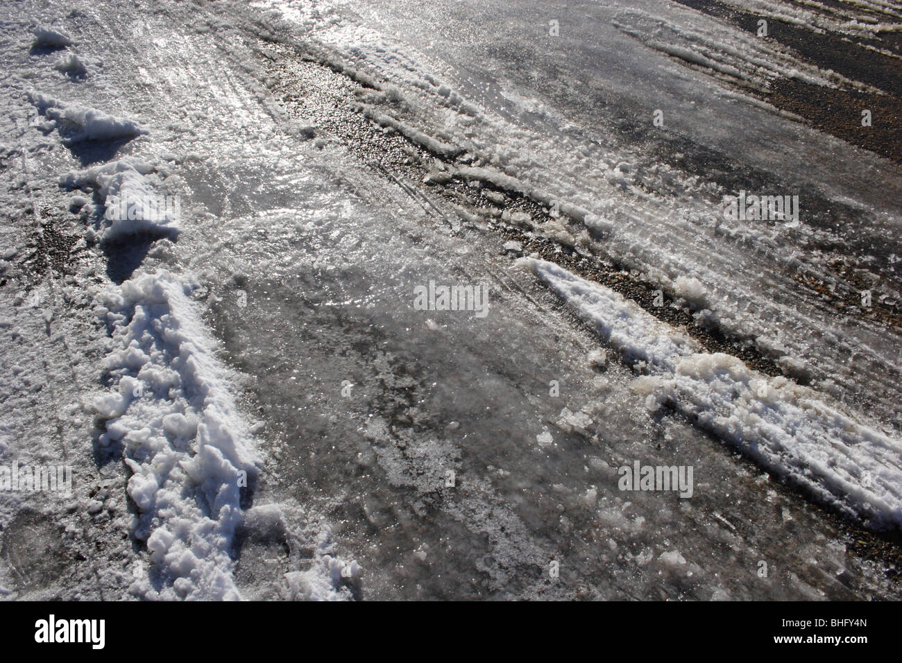 Strada ghiacciata condizioni dopo la tempesta di neve Foto Stock