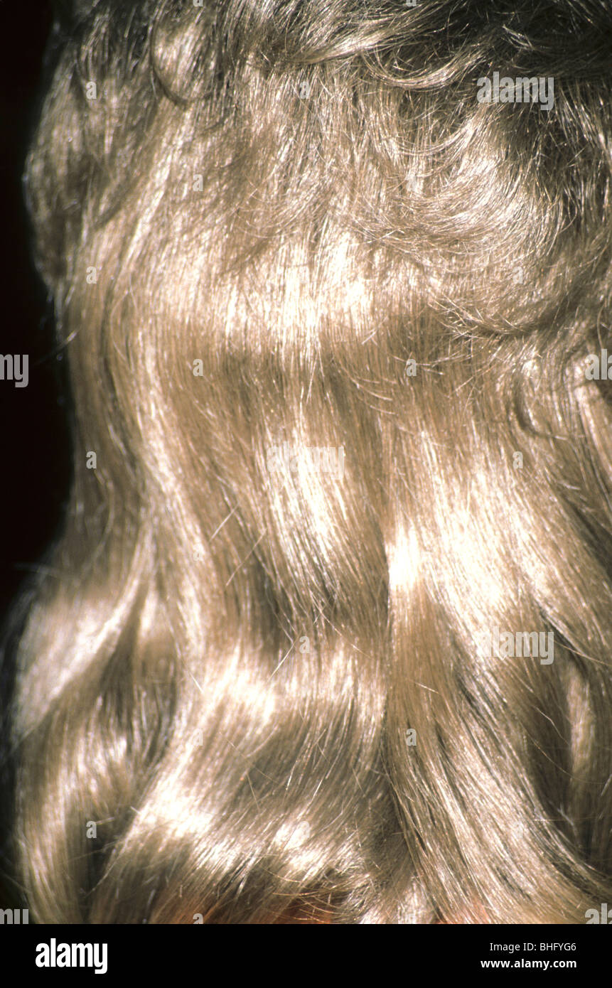 Capelli biondi parrucca ricci candeggina shiny Foto stock - Alamy