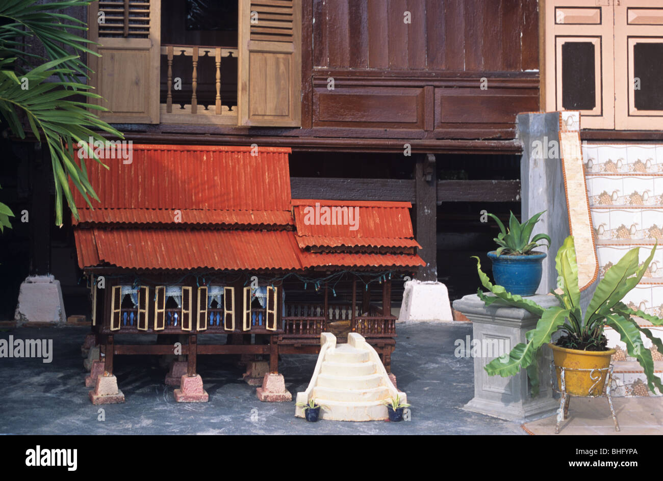 Modello di Casa Malay in miniatura come Street Art, Pavement Art o Folk Art fuori Malay Melaka o Malacca House, Morten Village, Malacca City, Malesia Foto Stock