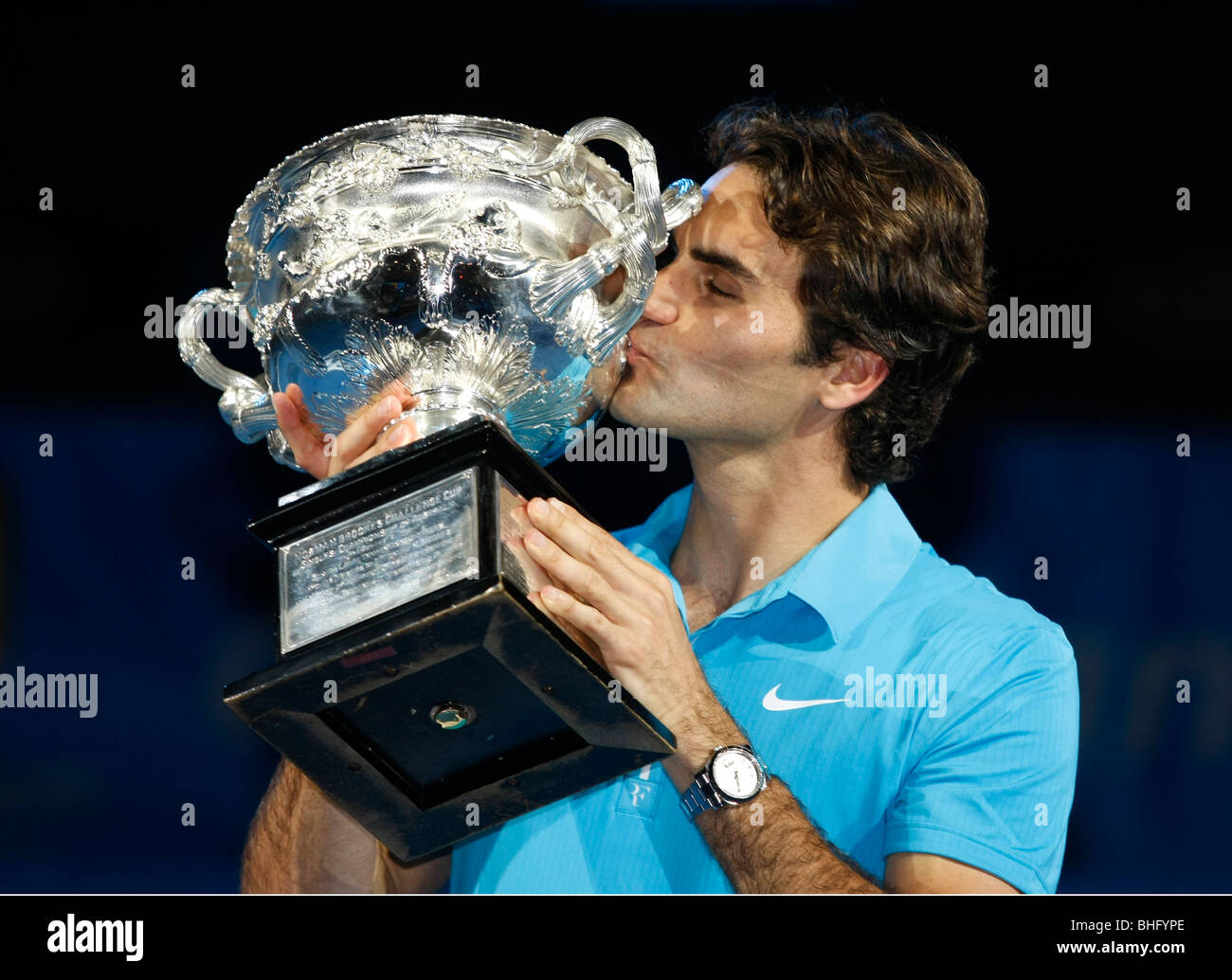 Roger Federer (SUI) baciare i vincitori del trofeo presso l'Australian Open 2010 a Melbourne, Australia Foto Stock