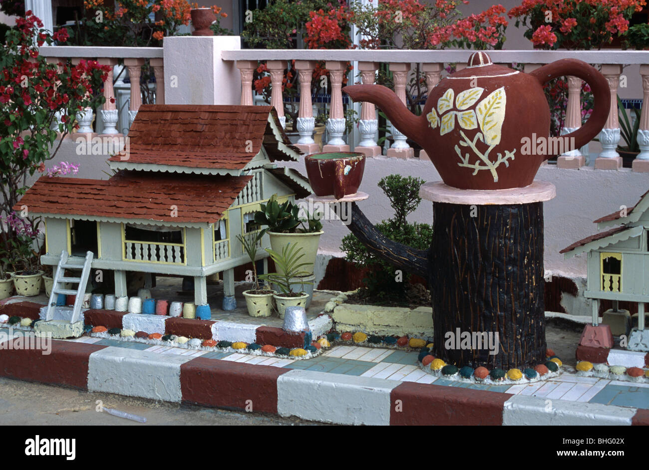 Modello di Casa Malay in miniatura come Street Art, Pavement Art o Folk Art fuori Malay Melaka o Malacca House, Morten Village, Malacca City, Malesia Foto Stock
