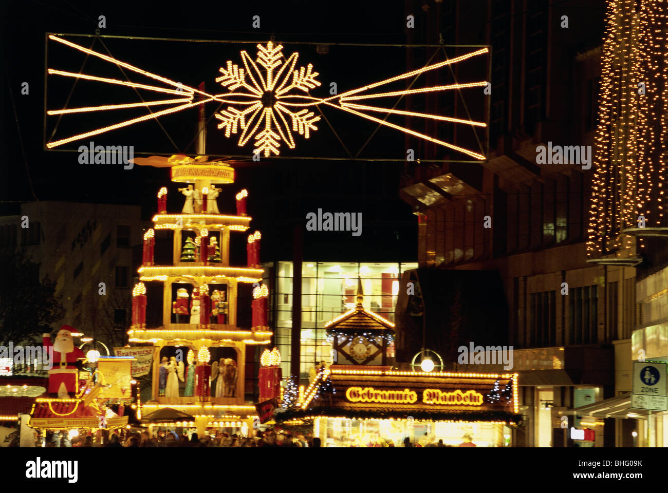 Geografia / viaggi, in Germania, in Renania settentrionale-Vestfalia, Dortmund, mercati, mercato di Natale, piramide, night shot, Additional-Rights-Clearance-Info-Not-Available Foto Stock