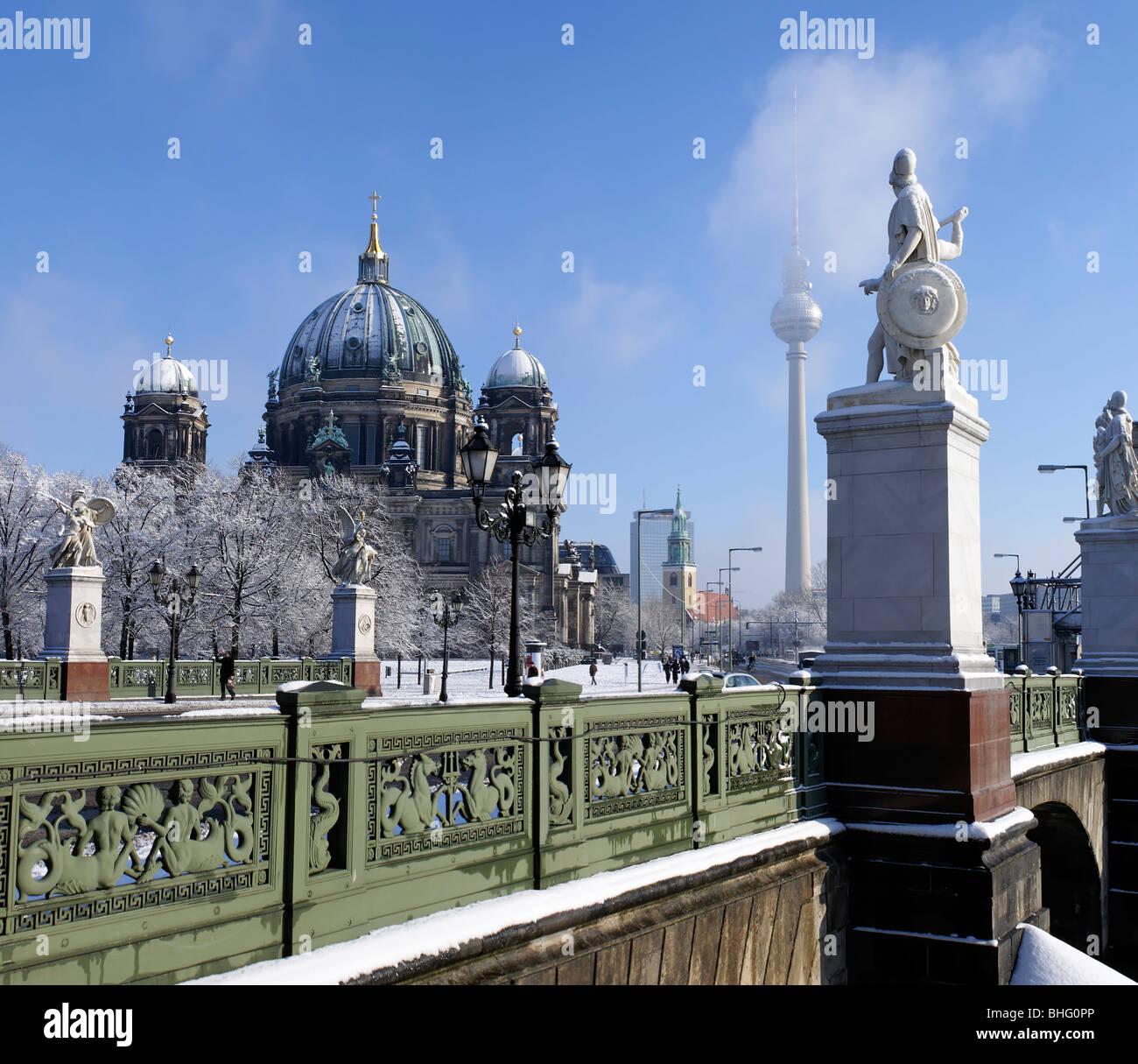 Vista sul ponte del castello alla Cattedrale di Berlino, Berlino, Germania Foto Stock