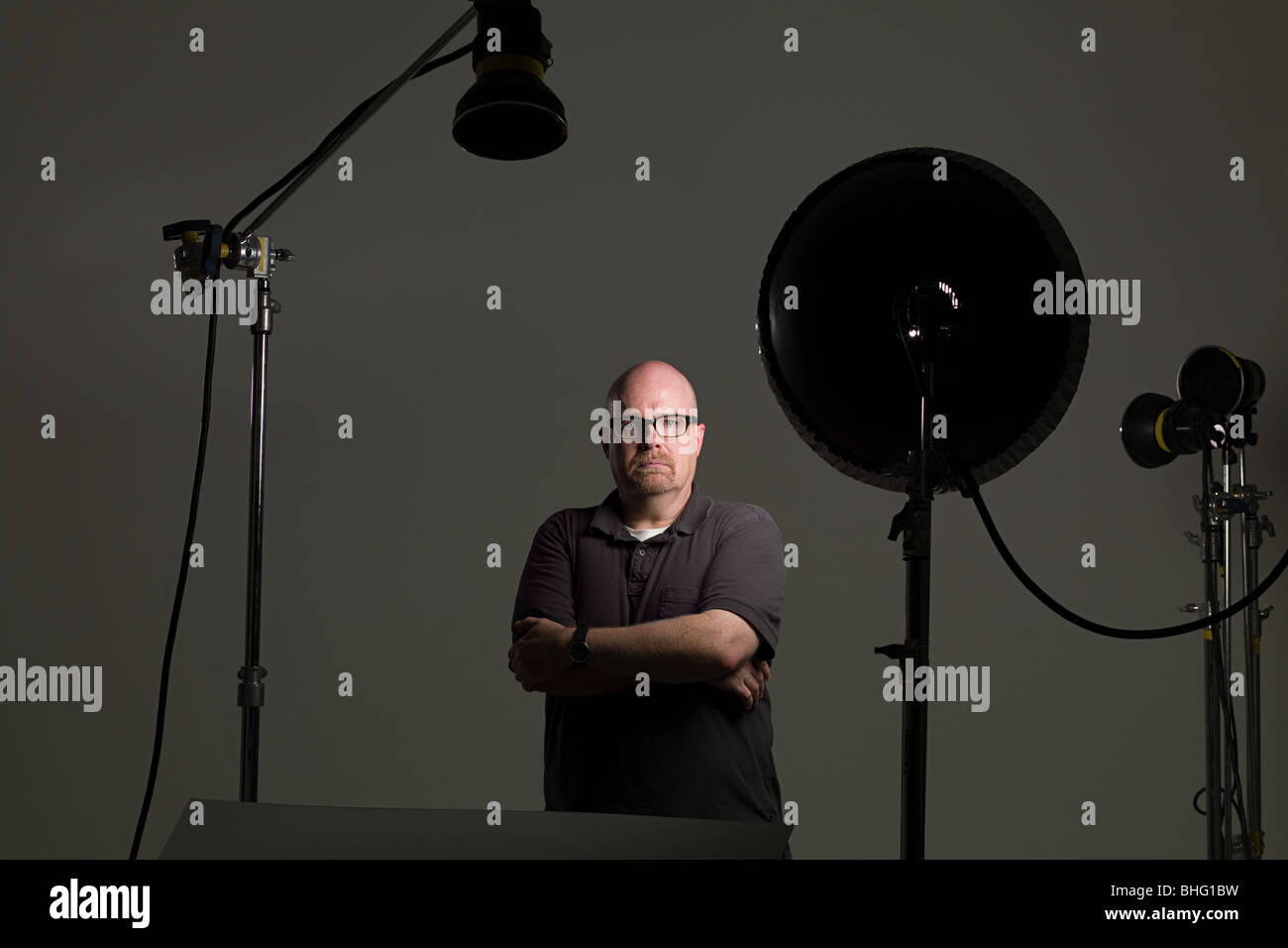 Ritratto di un uomo accanto alle apparecchiature fotografiche Foto Stock