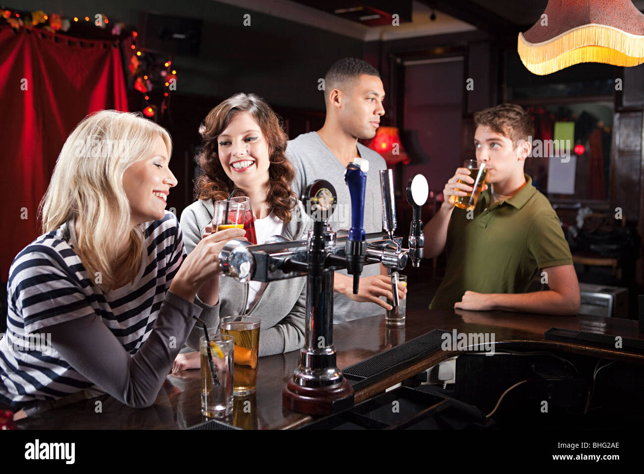 Gli amici nel bar Foto Stock