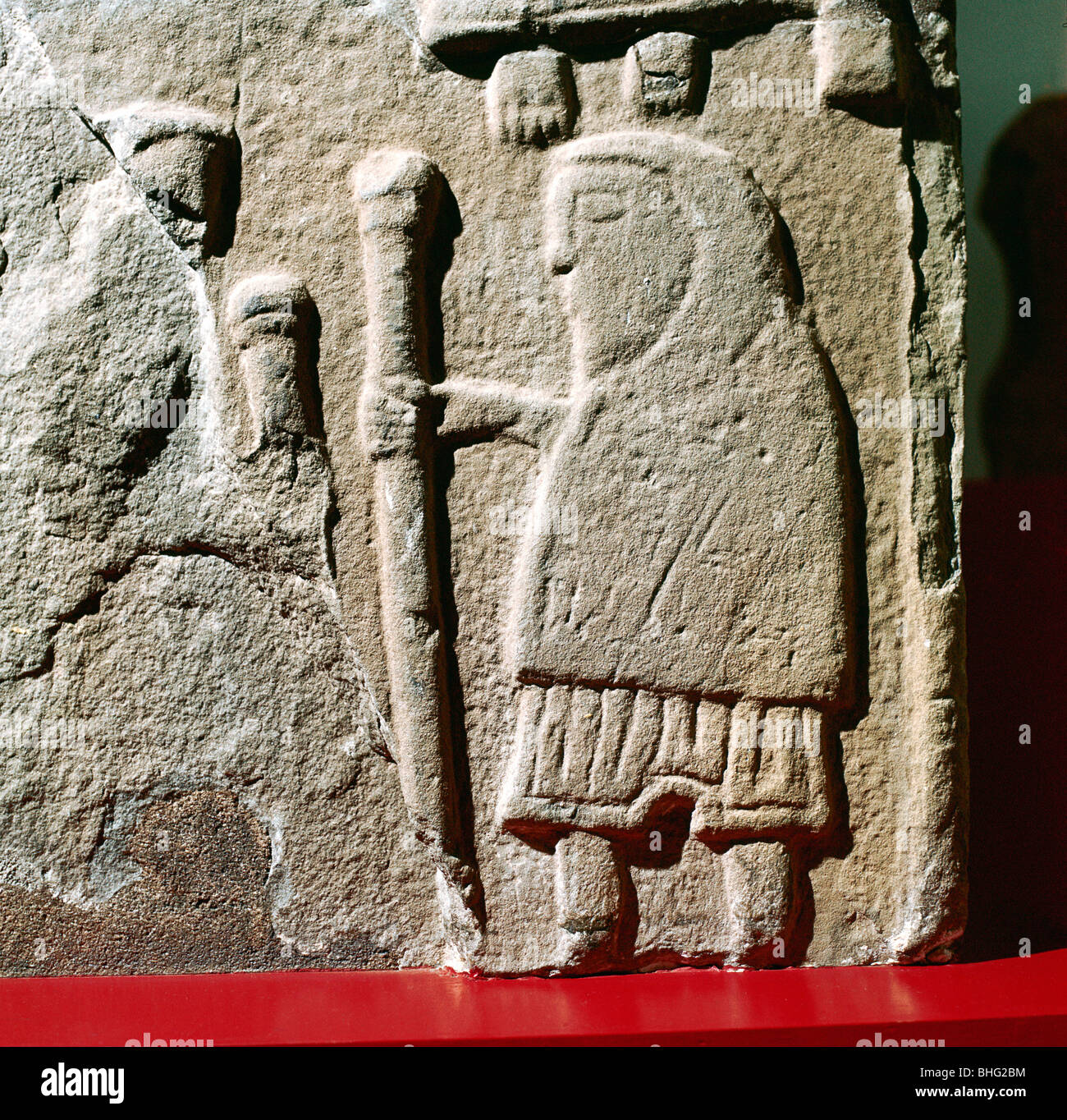 Un documento PICT con mantello con cappuccio & Pictish pantaloni, St.Vigeans, Scozia, c8th - IX secolo. Artista: sconosciuto Foto Stock