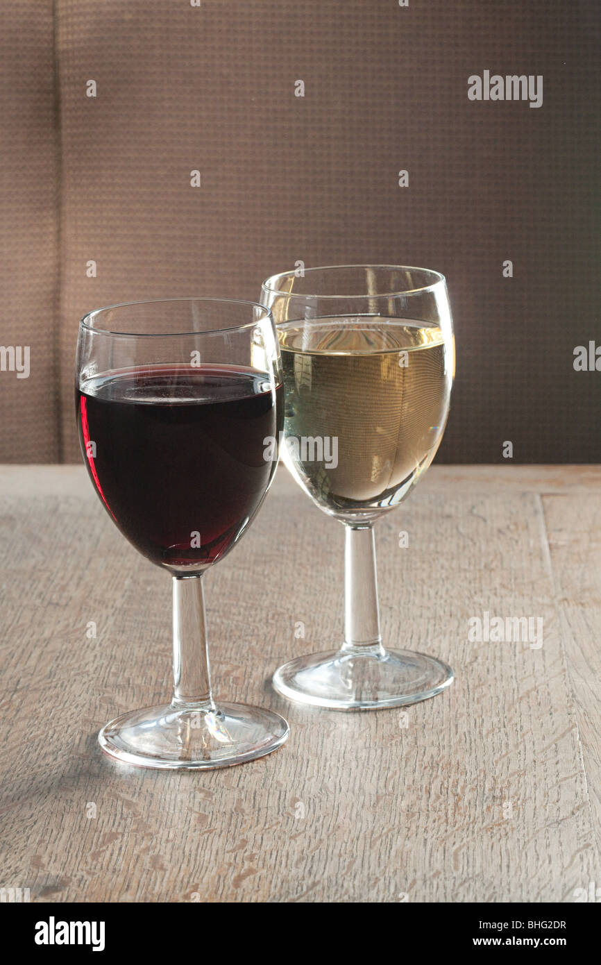 Vino rosso e bianco bicchieri Foto Stock