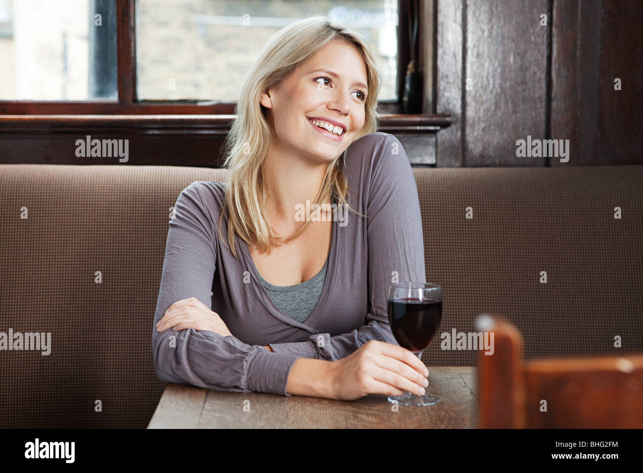 Giovane donna in bar Foto Stock