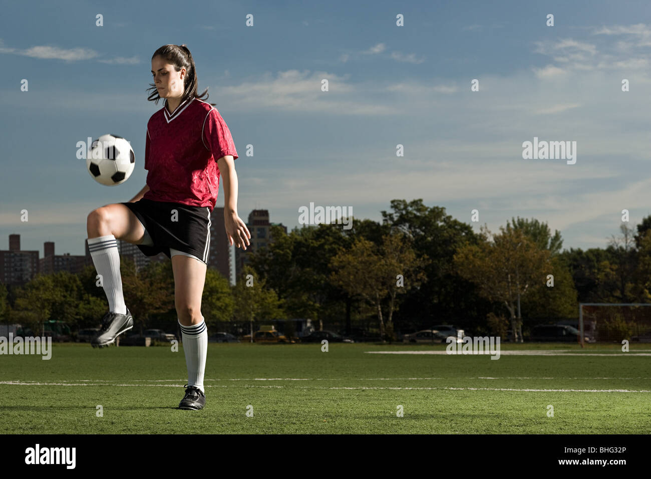 Donna che gioca keepy uppy Foto Stock
