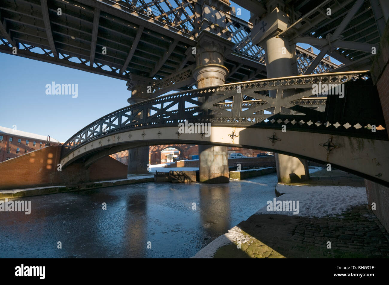 Stazione ferroviaria in stile vittoriano di viadotti e ponti nel bacino di Castlefield Manchester Foto Stock