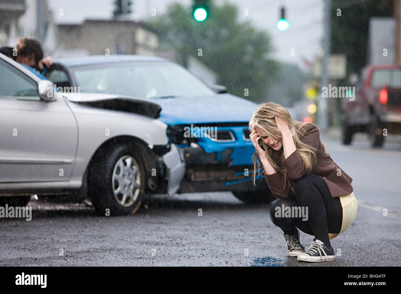 Giovane donna coinvolta in un incidente stradale Foto Stock