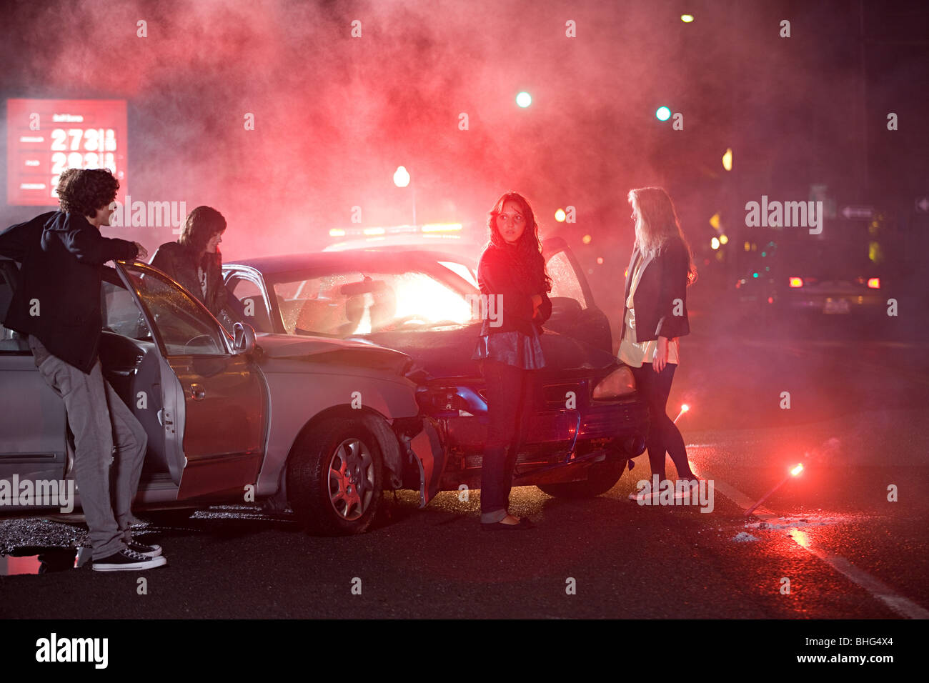 I giovani coinvolti in un incidente d'auto Foto Stock