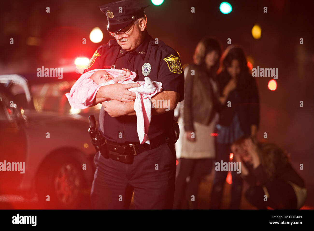 Funzionario di polizia il salvataggio di un bambino Foto Stock