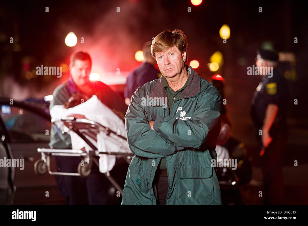 Medico di emergenza tecnico in scena di un incidente Foto Stock