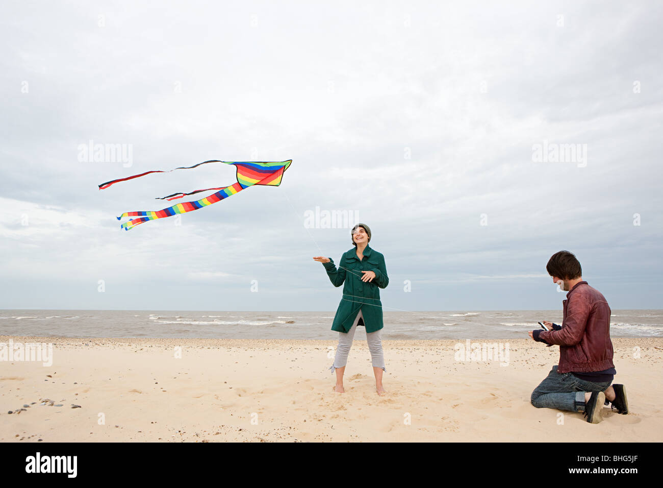 Giovane su una spiaggia con kite Foto Stock