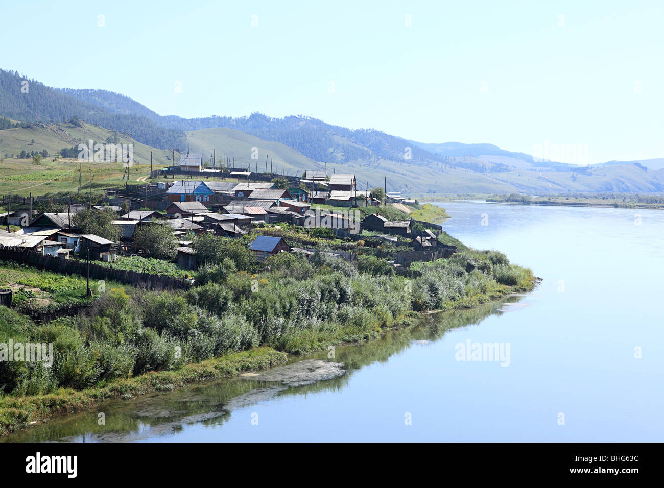 Villaggio dal fiume in Siberia Foto Stock