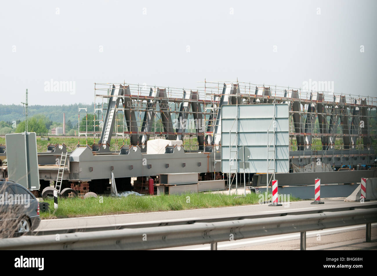 Nuovo ponte stradale in costruzione su E52 Autobahn vicino Scheppach Germania Foto Stock