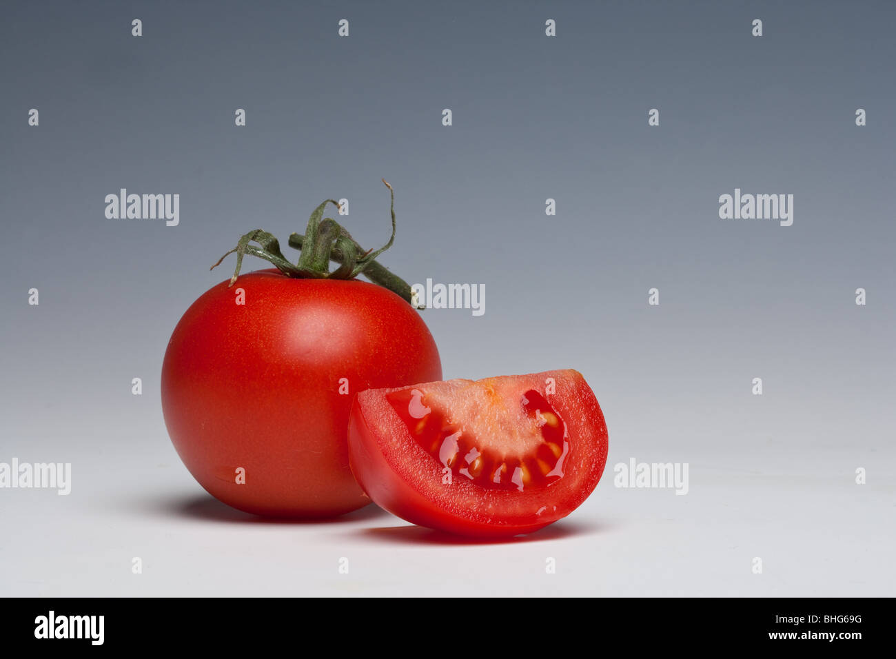 Tutto il pomodoro a fette e su uno sfondo semplice Foto Stock