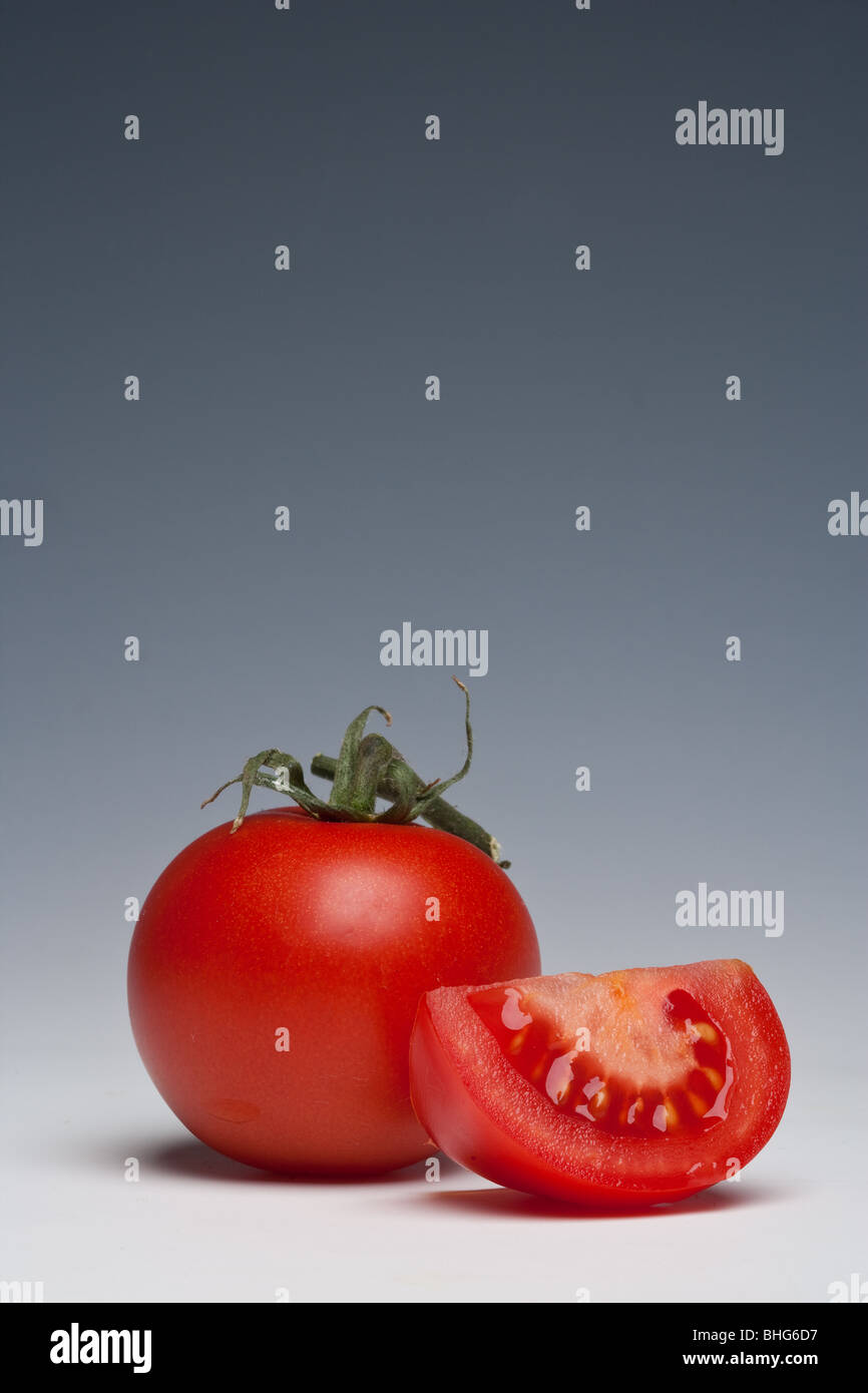 Tutto il pomodoro a fette e su uno sfondo semplice Foto Stock