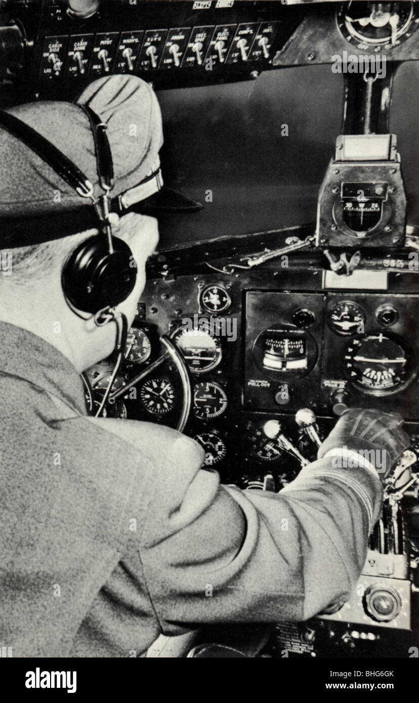 Il progetto pilota in un cockpit di un Douglas DC-3 aereo, 1940. Artista: sconosciuto Foto Stock