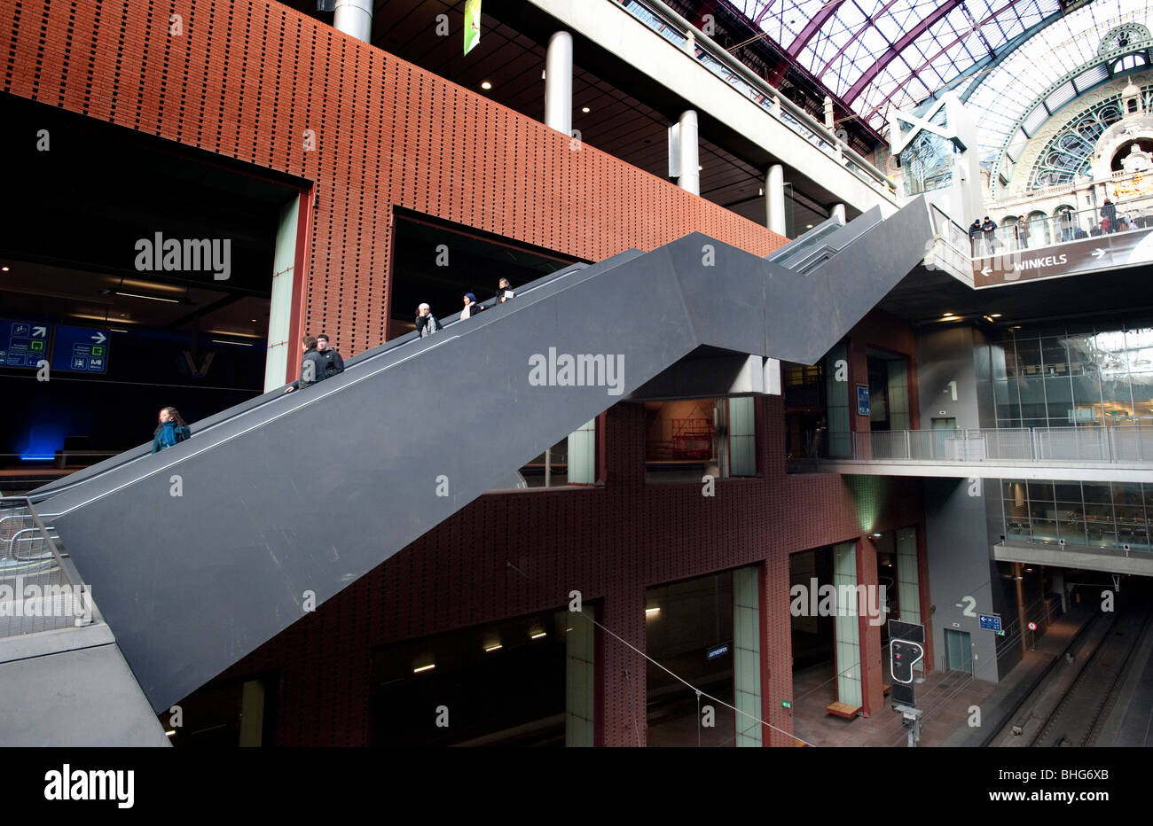 Escalator moderno ad Anversa la stazione ferroviaria centrale in Belgio Foto Stock