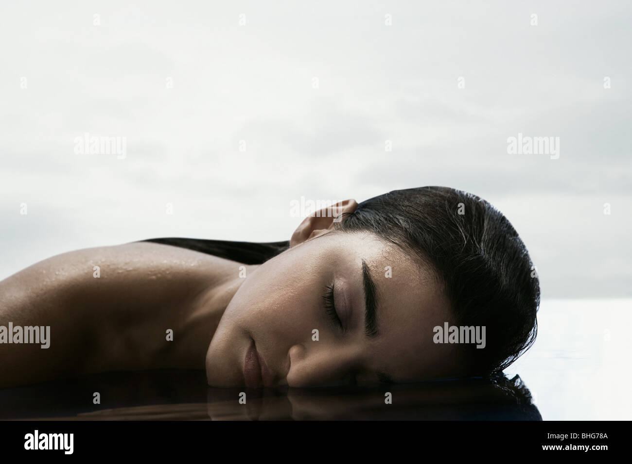 Giovane donna con la faccia in acqua Foto Stock