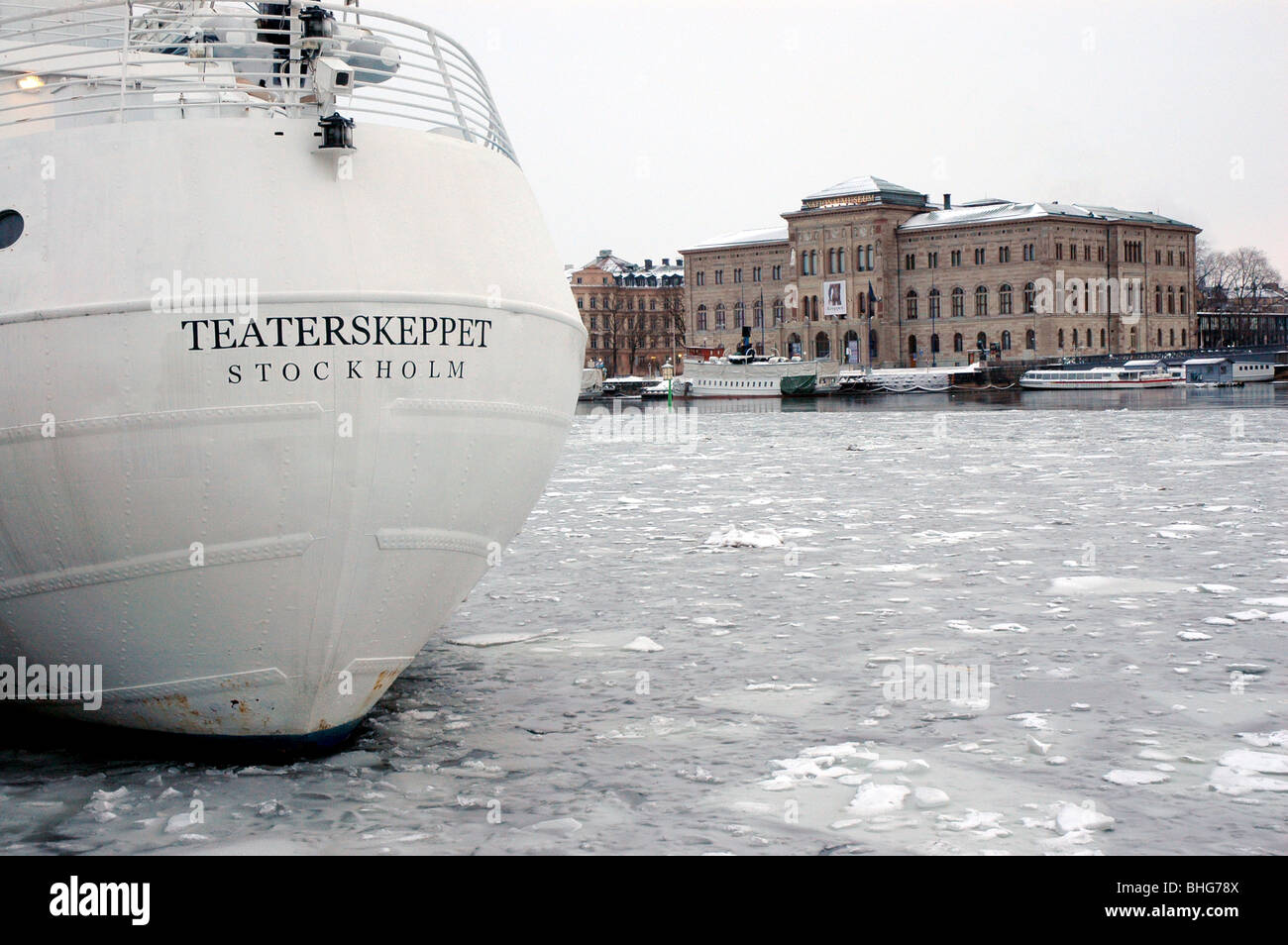 Nave circondato e bloccato dal ghiaccio, Stoccolma, Svezia Foto Stock