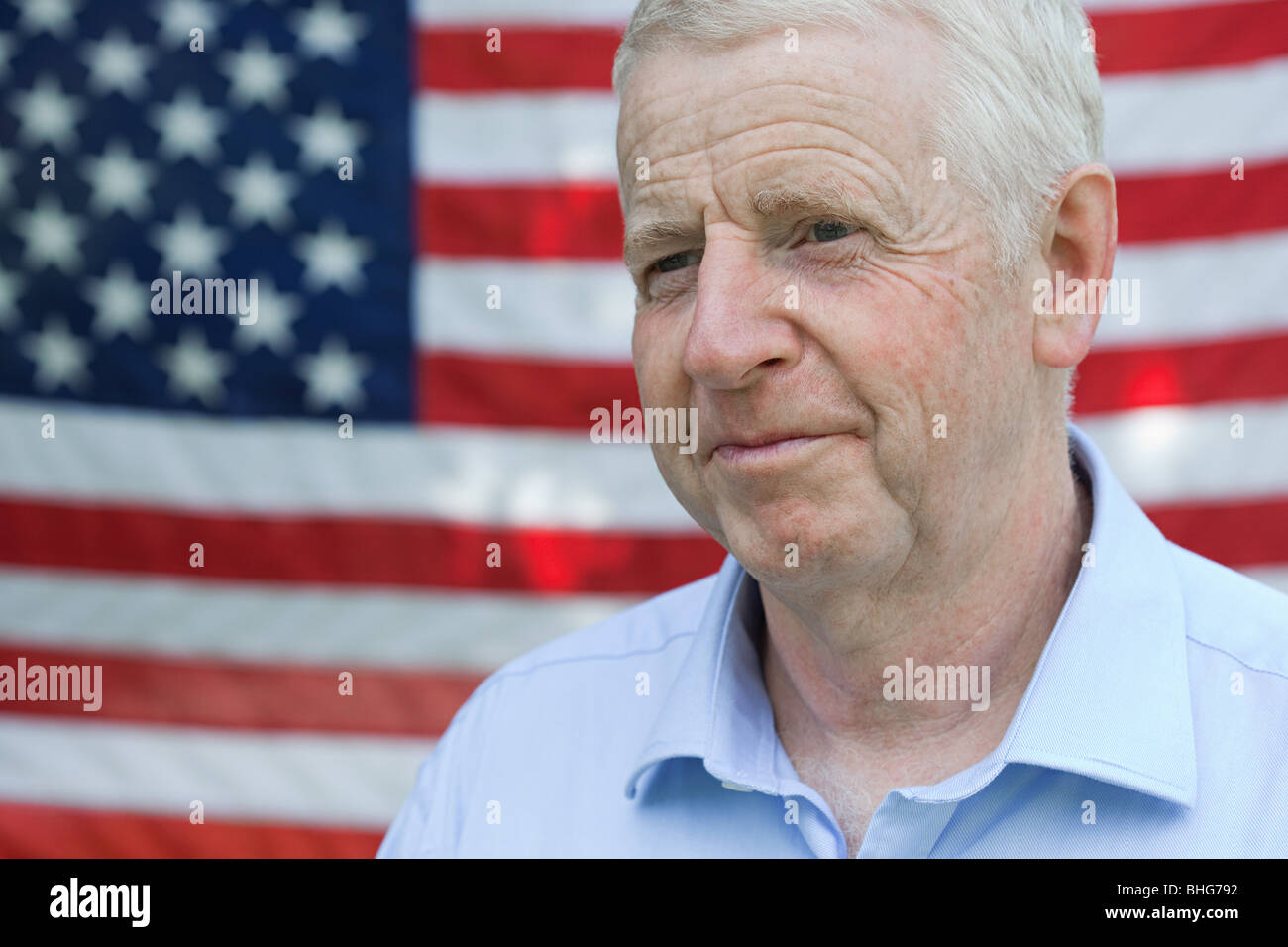 Senior e uomo e bandiera americana Foto Stock
