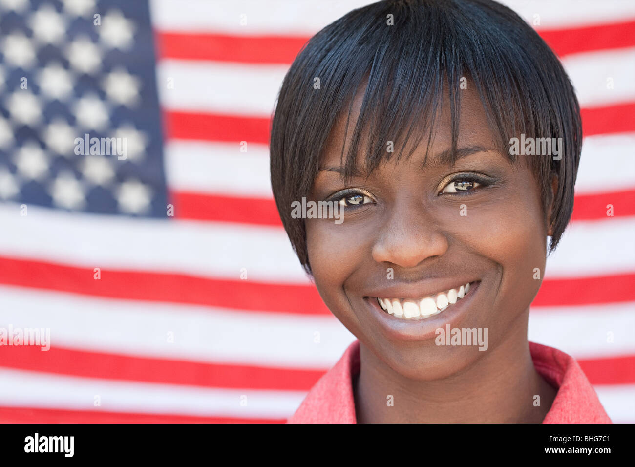 Giovane donna e bandiera americana Foto Stock