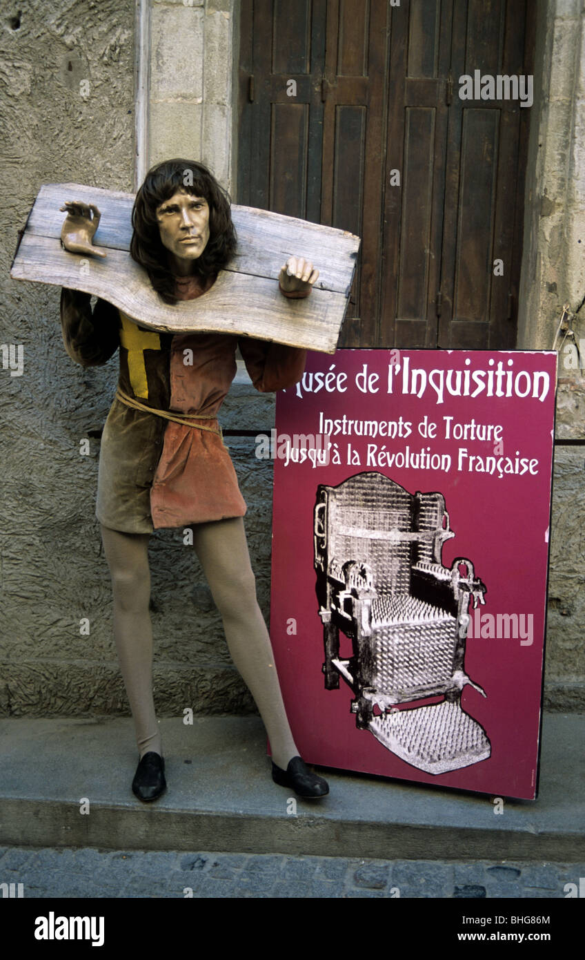 Pubblicità per Museo dell'Inquisizione o Museo della tortura con sedia elettrica e uomo in Pillory, Carcassonne, Aude, Francia Foto Stock