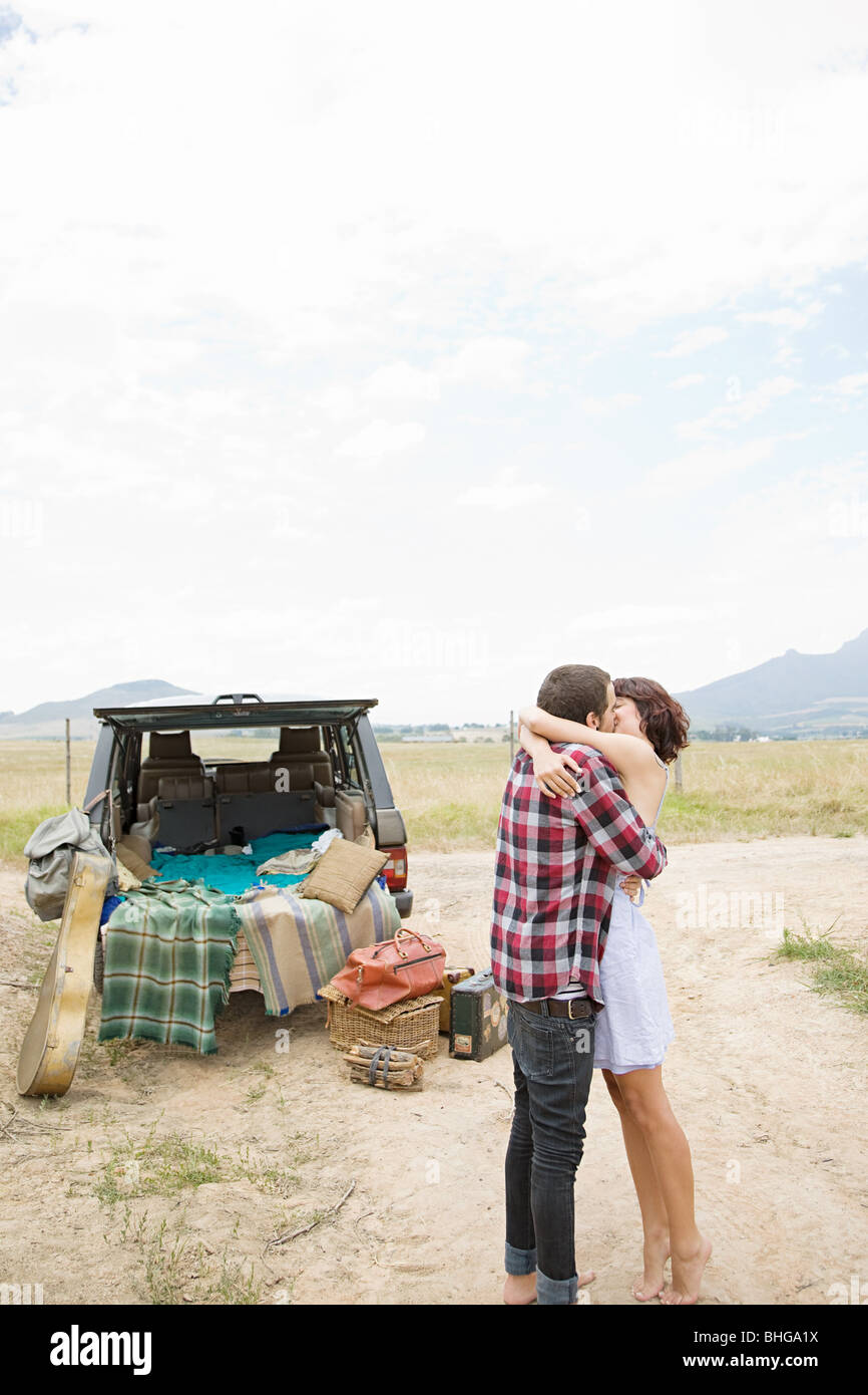 Giovane kissing da soli con un SUV Foto Stock