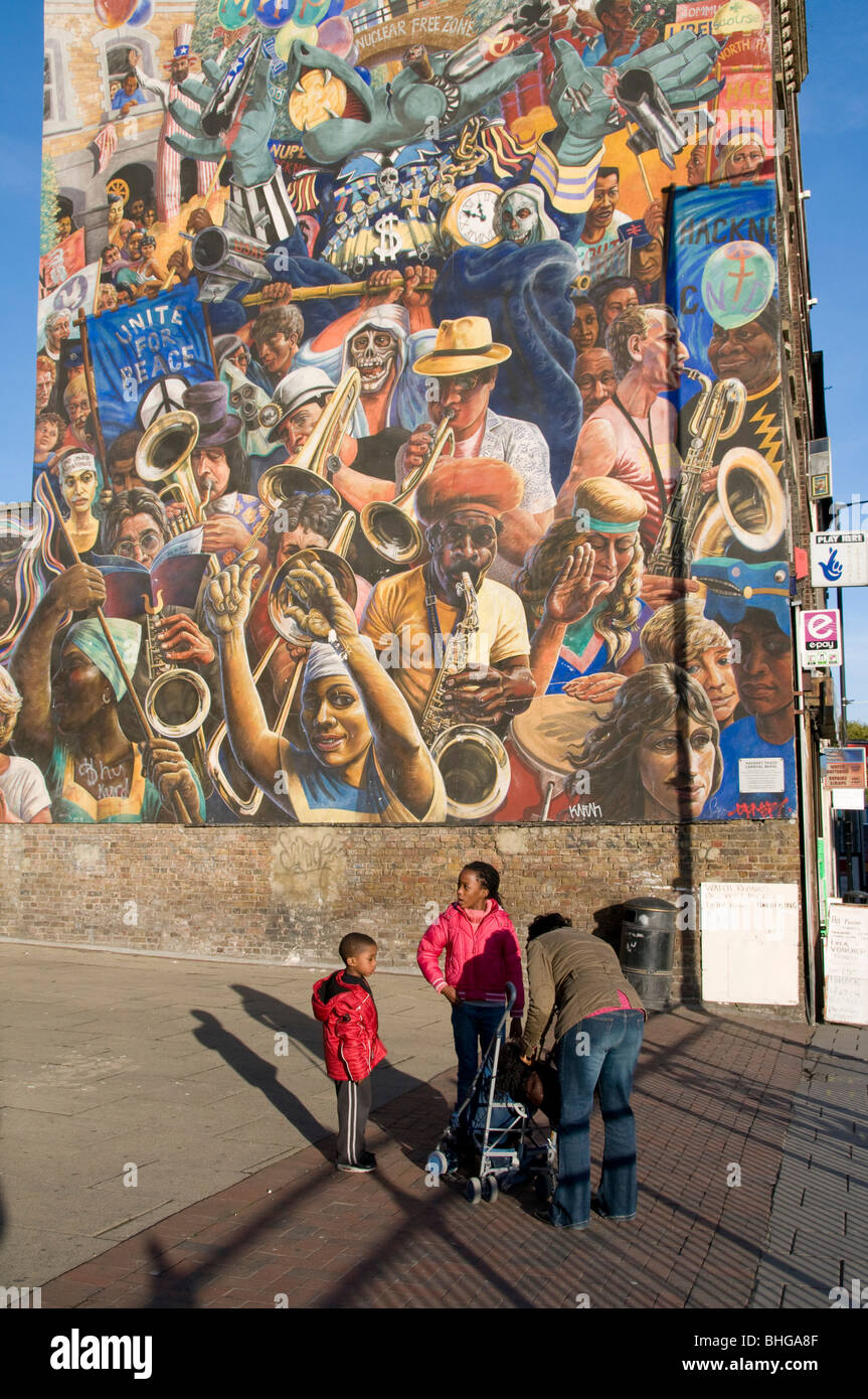 AFRO-Caraibi Famiglia da una comunità murale di Hackney, Londra UK Foto Stock