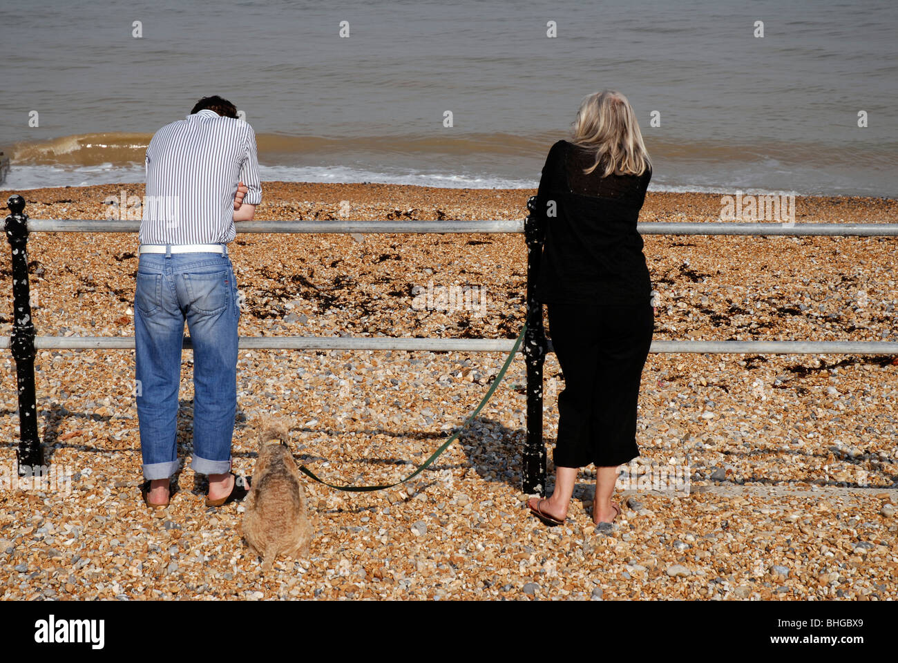 Paio di disaccordo sulla passeggiata in riva al mare Foto Stock