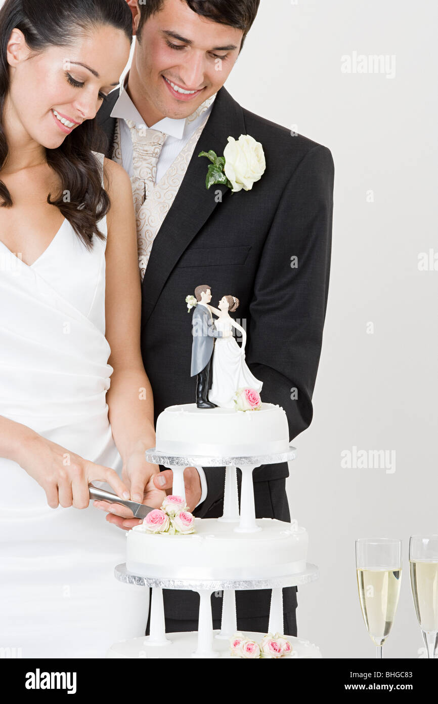 Sposa e lo sposo il taglio di una torta di nozze Foto Stock