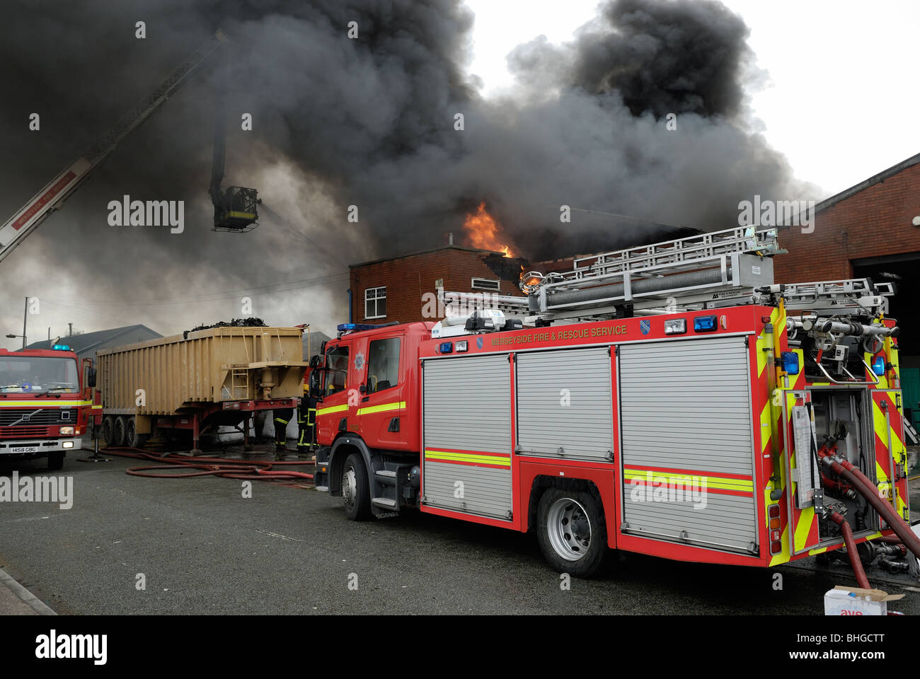 Incendio in fabbrica industriale unità con piattaforma idraulica Foto Stock