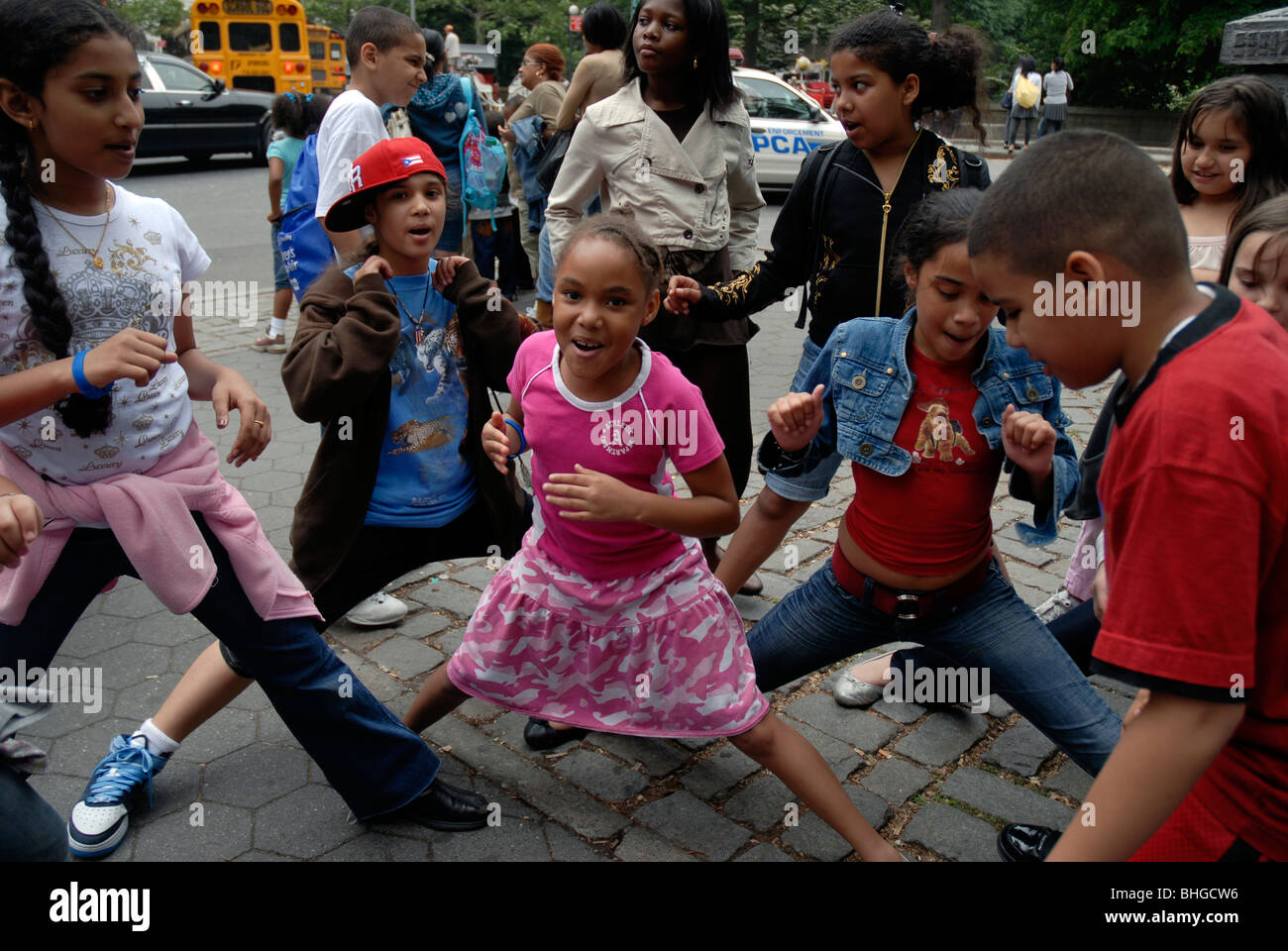 New York City la scuola dei bambini in attesa di bus per portarle a casa Foto Stock