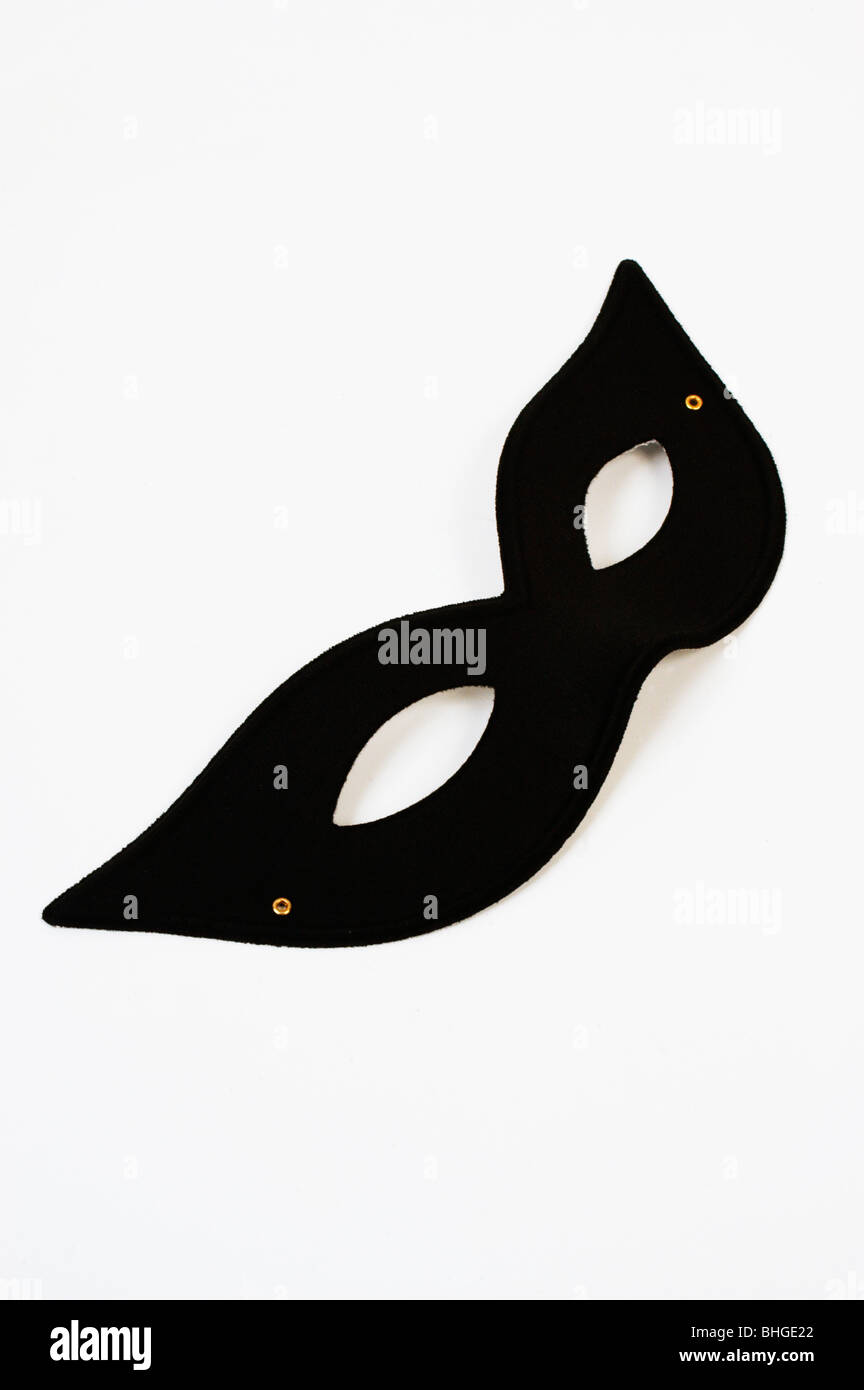 Una maschera nera contro uno sfondo bianco. Foto Stock