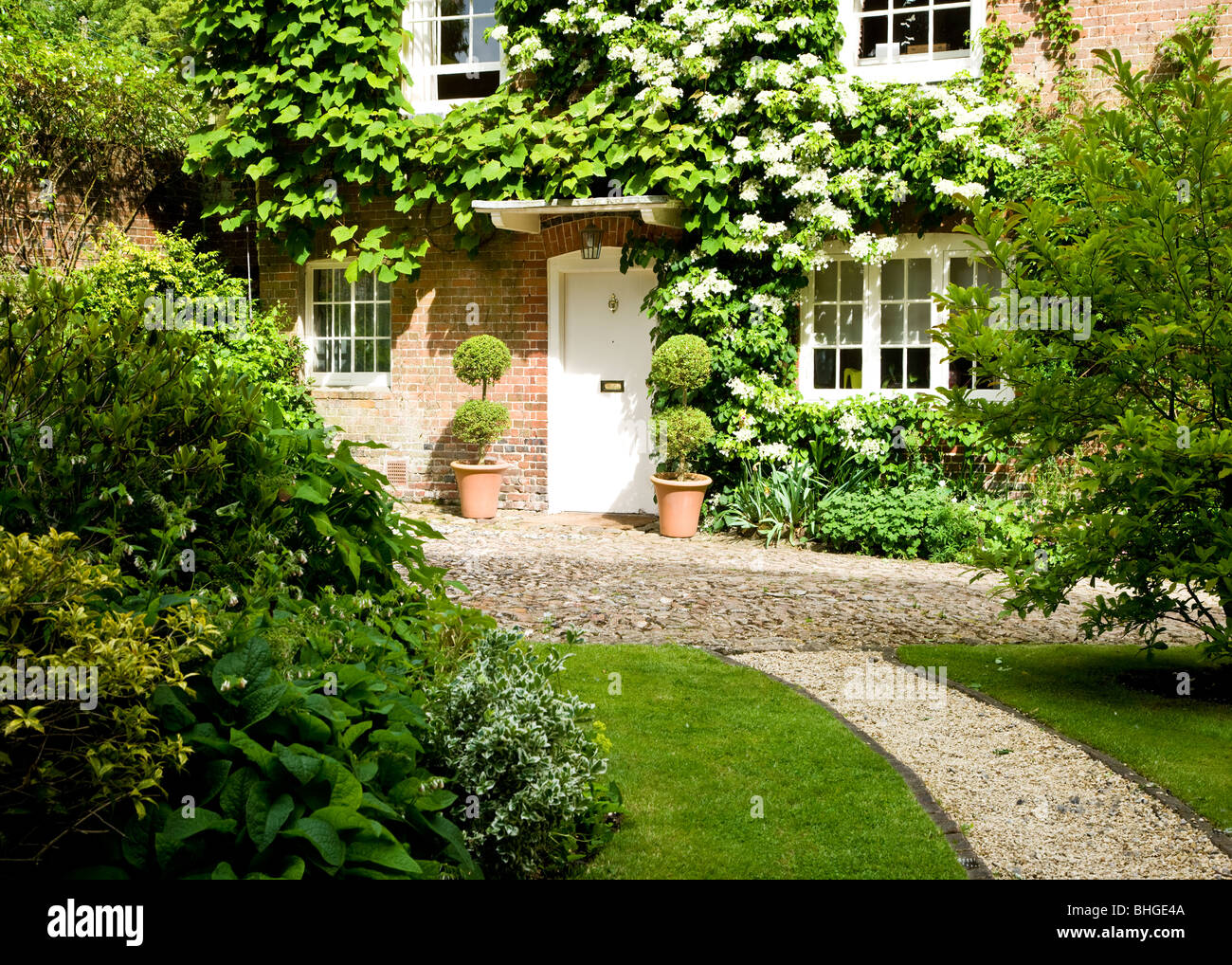 La bella porta anteriore e windows di un tipico paese di lingua inglese cottage o casa, REGNO UNITO Foto Stock