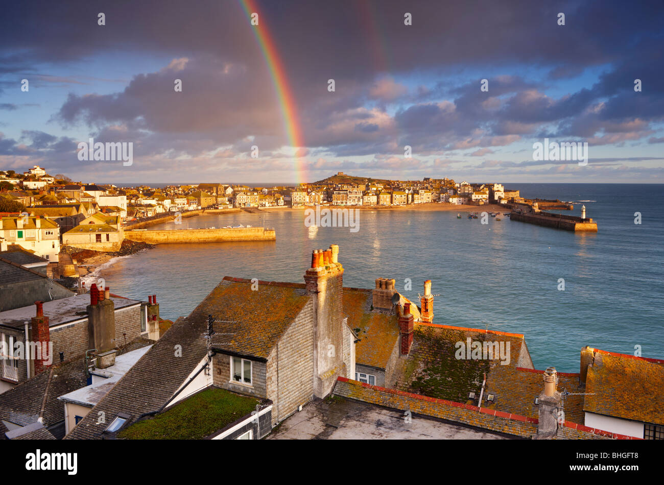 Un regalo per Natale! Rainbow sopra St Ives Harbour sul giorno di Natale 2009. Foto Stock
