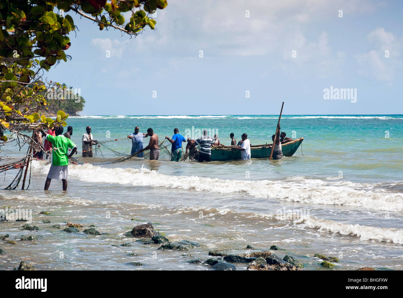 Senna costiera net pesca Rockly Bay Tobago Foto Stock
