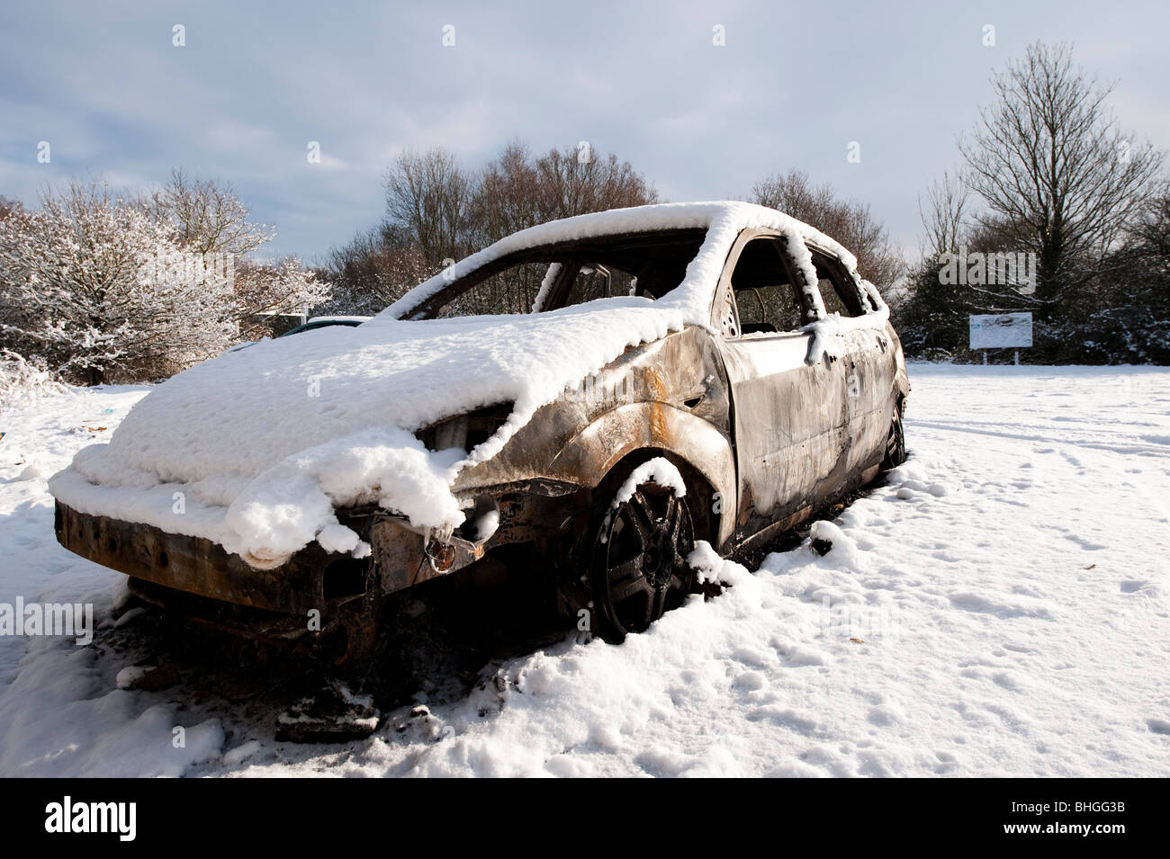 Abbandonato bruciate le Ford Motor auto nel parcheggio e coperto di neve. Foto Stock