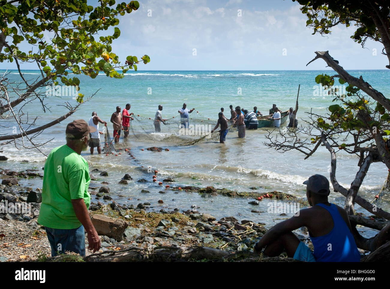 Vista della fascia costiera di seine net la pesca al largo della costa dei Caraibi. Foto Stock