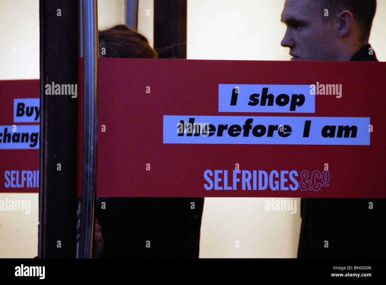 Lo slogan dei consumatori su porte di Selfridges shop Foto Stock
