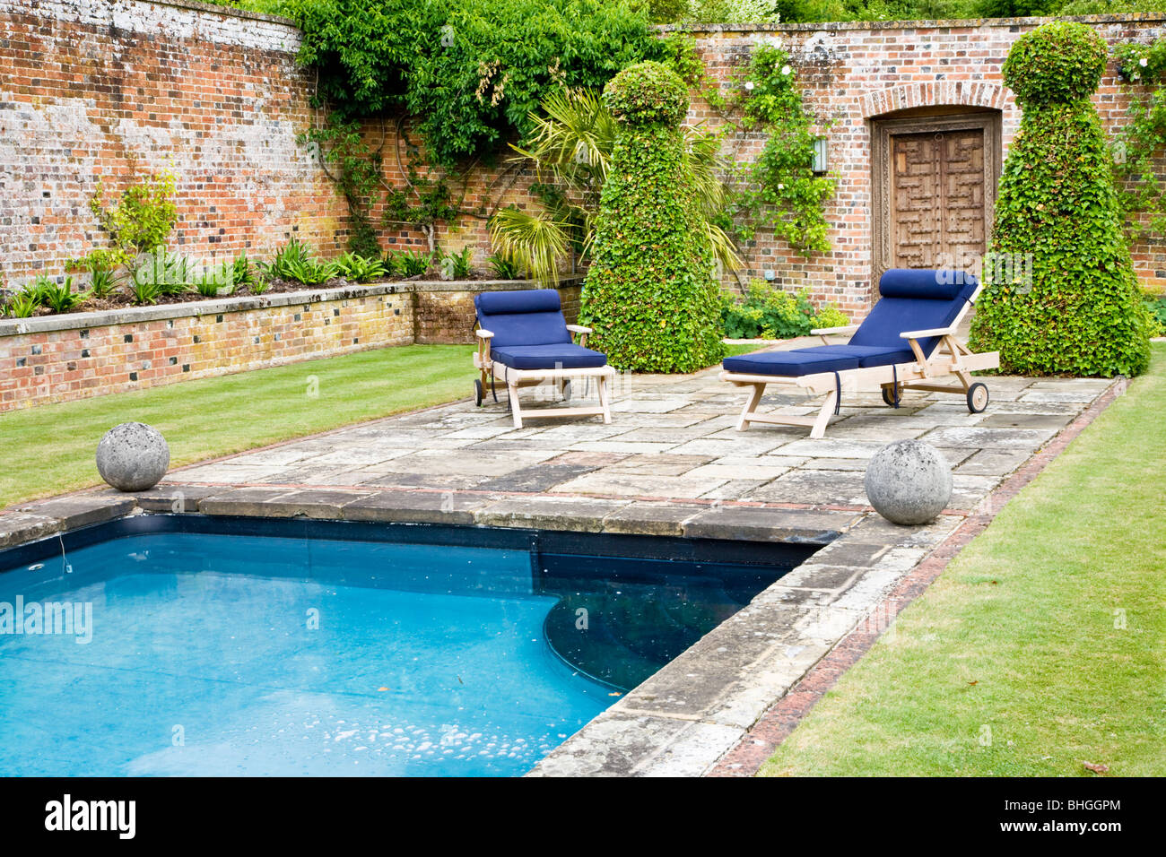 Piscina in un giardino murato nella motivazione di una casa di campagna inglese. Foto Stock