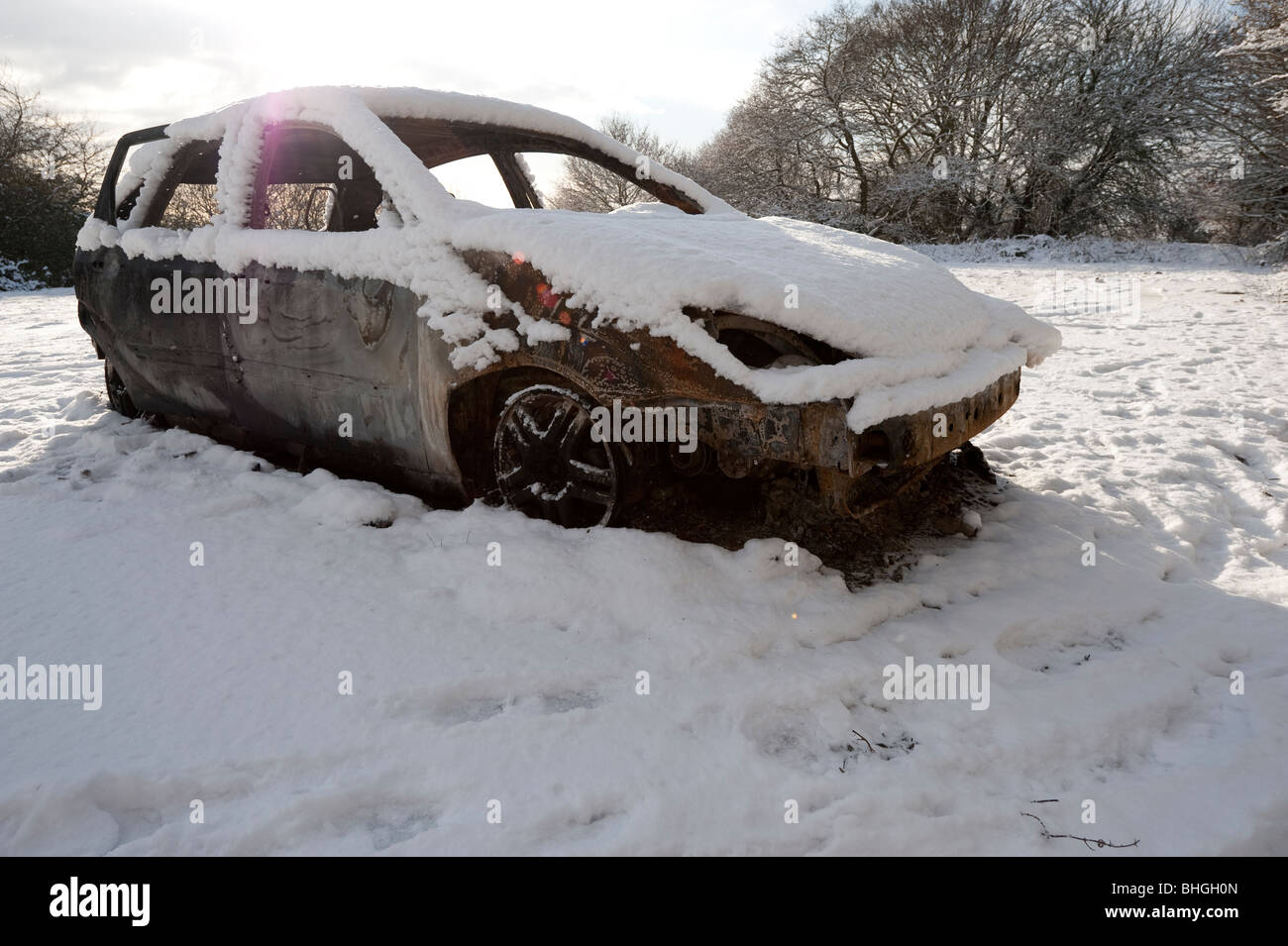 Abbandonato bruciate le Ford Motor auto nel parcheggio e coperto di neve. Foto Stock
