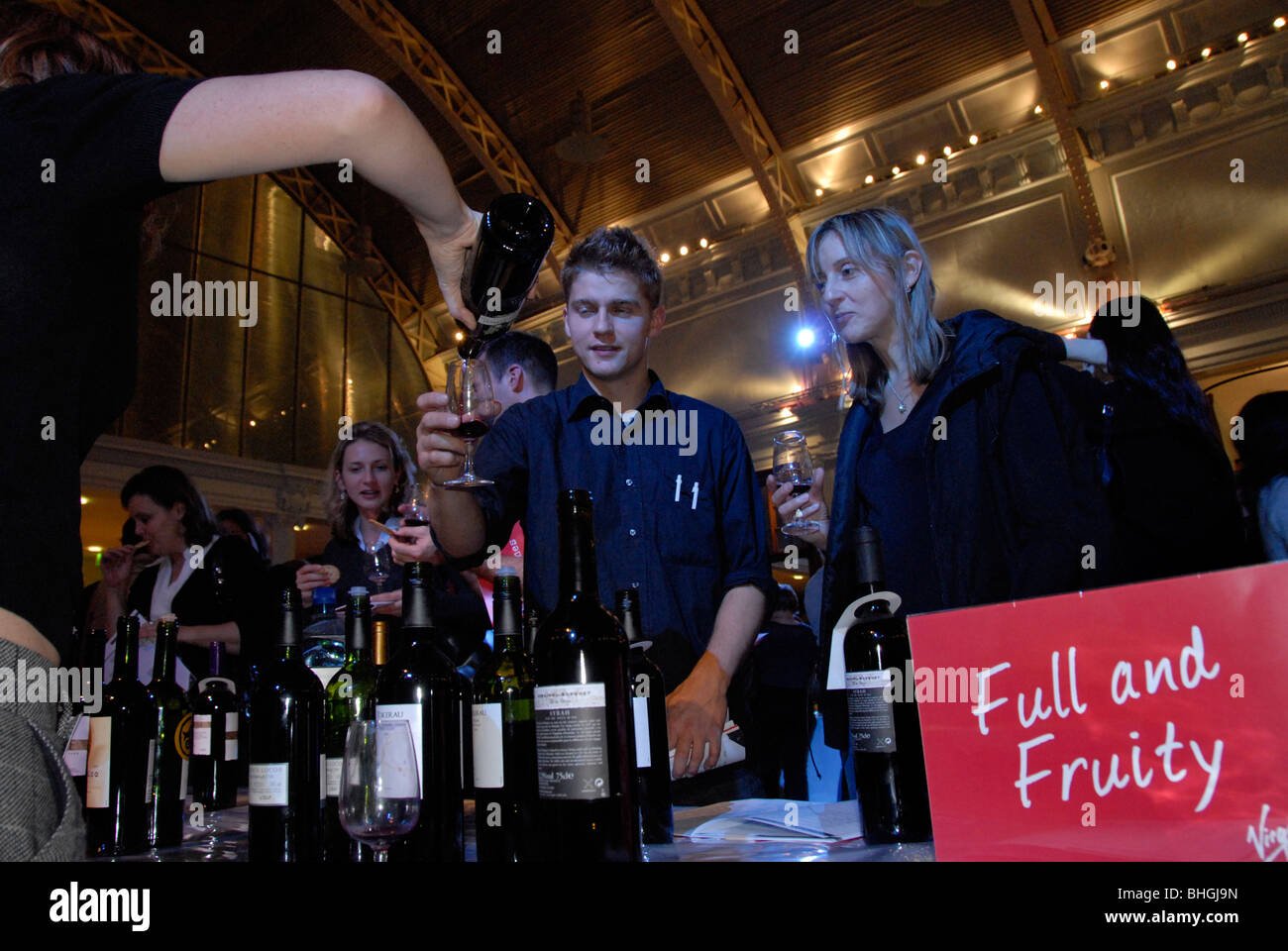 Gruppo di degustazione vino in serata Foto Stock