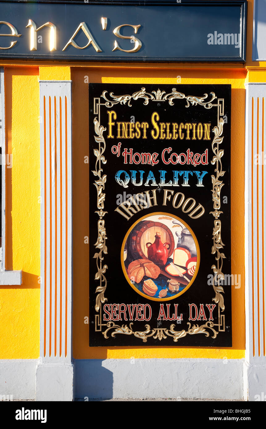 Pub anteriore, villaggio di Adare Irlanda Foto Stock