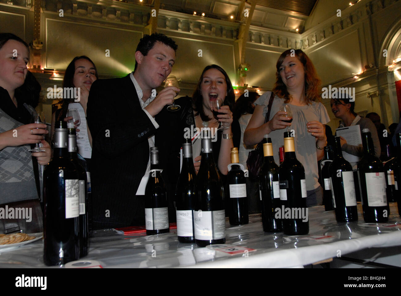 Gruppo di degustazione vino in serata Foto Stock