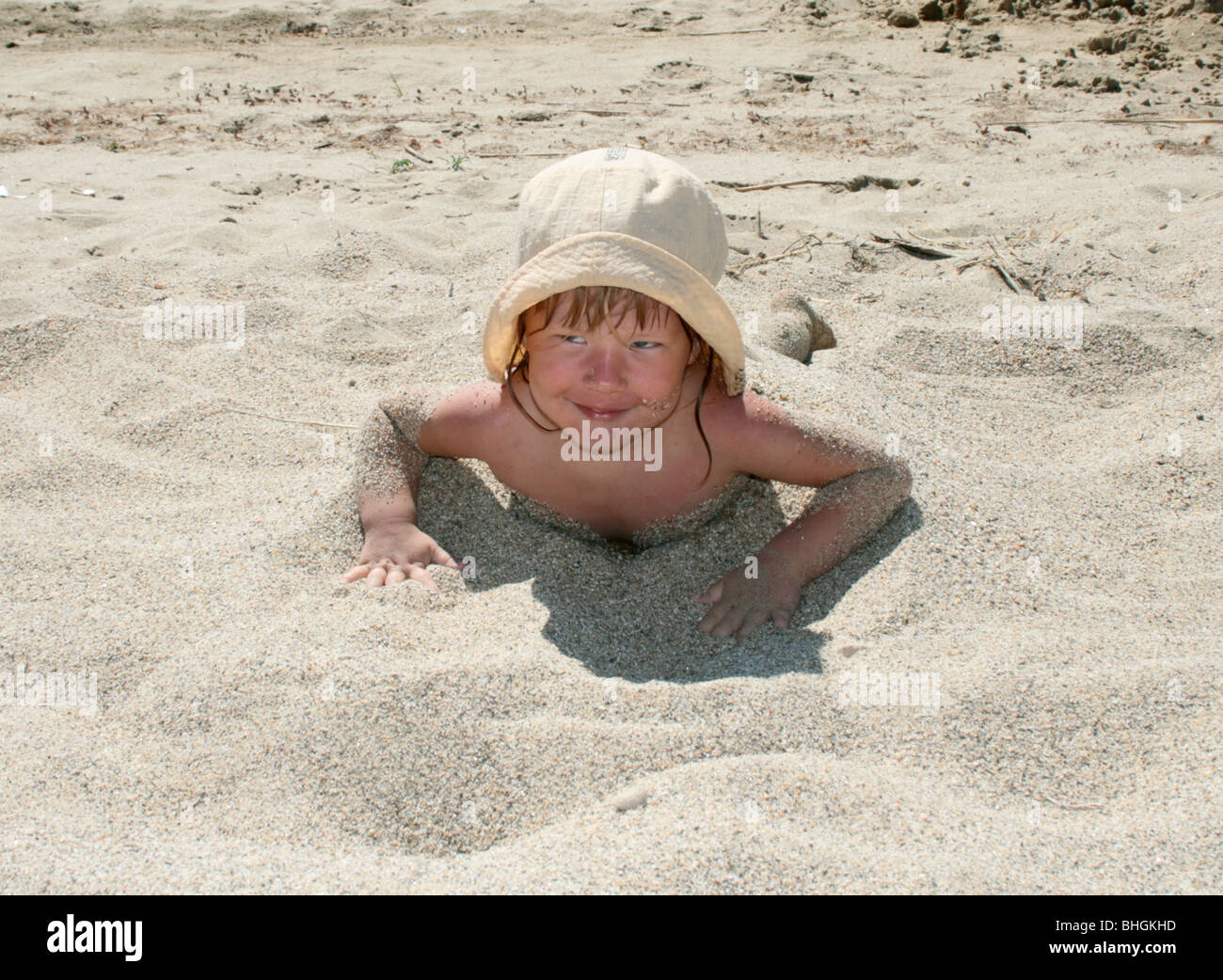 La bambina gioca con una spiaggia di sabbia Foto Stock