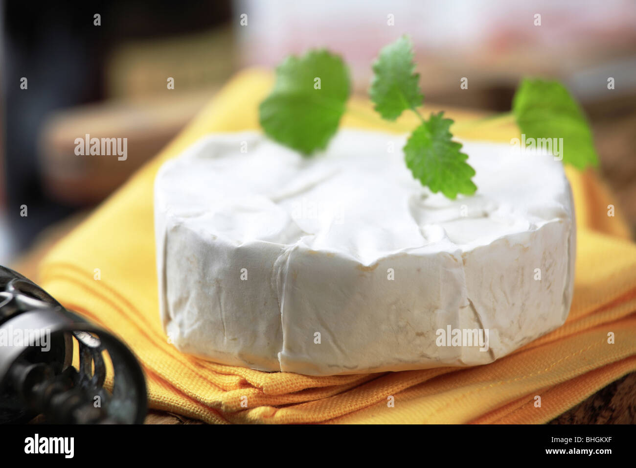 Formaggio a pasta morbida con commestibili scorza bianca Foto Stock